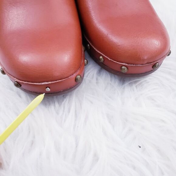 TimeĀ and Tru Women's Studded Wooden Bow Memory FoamāBrown Clogs - Picture 14 of 14